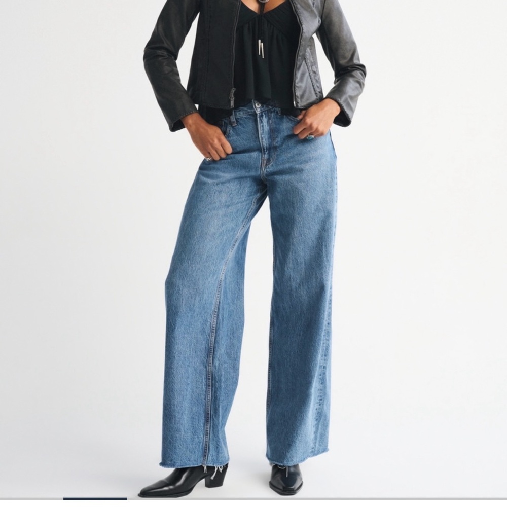 A&F curve love Wide-Leg Jeans raw hem